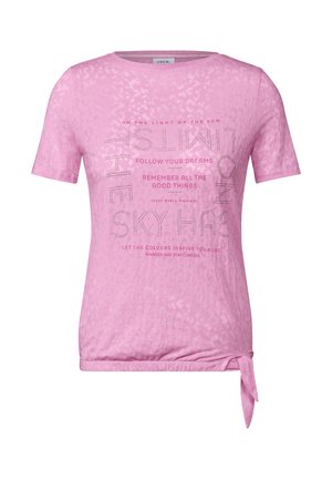 Růžové tričko s krátkým rukávem a strukturálním povrchem, s tištěným inspirativním textem a ozdobným uzlem na boku u spodního lemu.