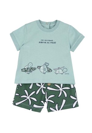 Completo per bambini con una t-shirt di cotone verde chiaro stampata con tartarughe e testo, abbinata a pantaloncini verde scuro con motivi di foglie di palma bianche.