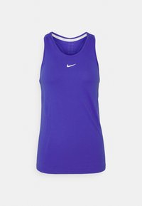 Lila sportliches Tanktop aus atmungsaktivem Stoff, mit rundem Ausschnitt, ärmellosem Design und kleinem weißen Logo auf der Brust.