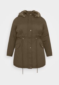 Parka marrón aislante con cuello de piel sintética, cintura con cordón ajustable y cierre de botones a presión; presenta bolsillos laterales y mangas largas.