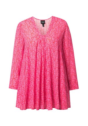 Różowa tunika z długim rękawem, z motywem kwiatowym z czerwonymi akcentami. Dekolt w kształcie litery V i luźna, zwiewna sylwetka.
