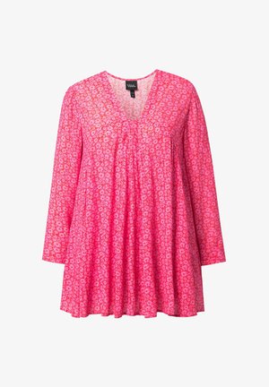 Tunique à manches longues en tissu rose, présentant un motif floral avec des accents rouges. Col en V et silhouette ample et fluide.