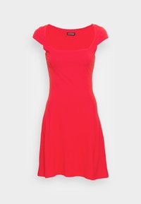 Vestido rojo de mangas cortas con corsé ajustado, escote cuadrado y falda ligeramente acampanada, exhibido sobre un fondo blanco liso.