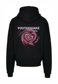 Svart huvtröja med en grafisk design som har texten "YOUTHQUAKE" i lila och abstrakta rosa svängningar som detaljer på baksidan.
