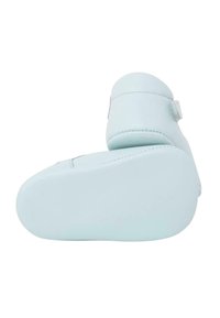 Scarpe in pelle blu chiaro con punta tondeggiante, strap in velcro, tomaia testurizzata e suola liscia. Design semplice senza ulteriori motivi o accenti.