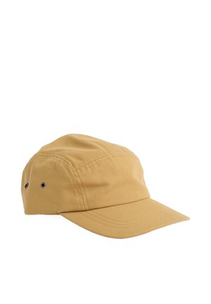 Gorra de algodón marrón claro con paneles cosidos y orificios de ventilación en los lados, con visera curvada.