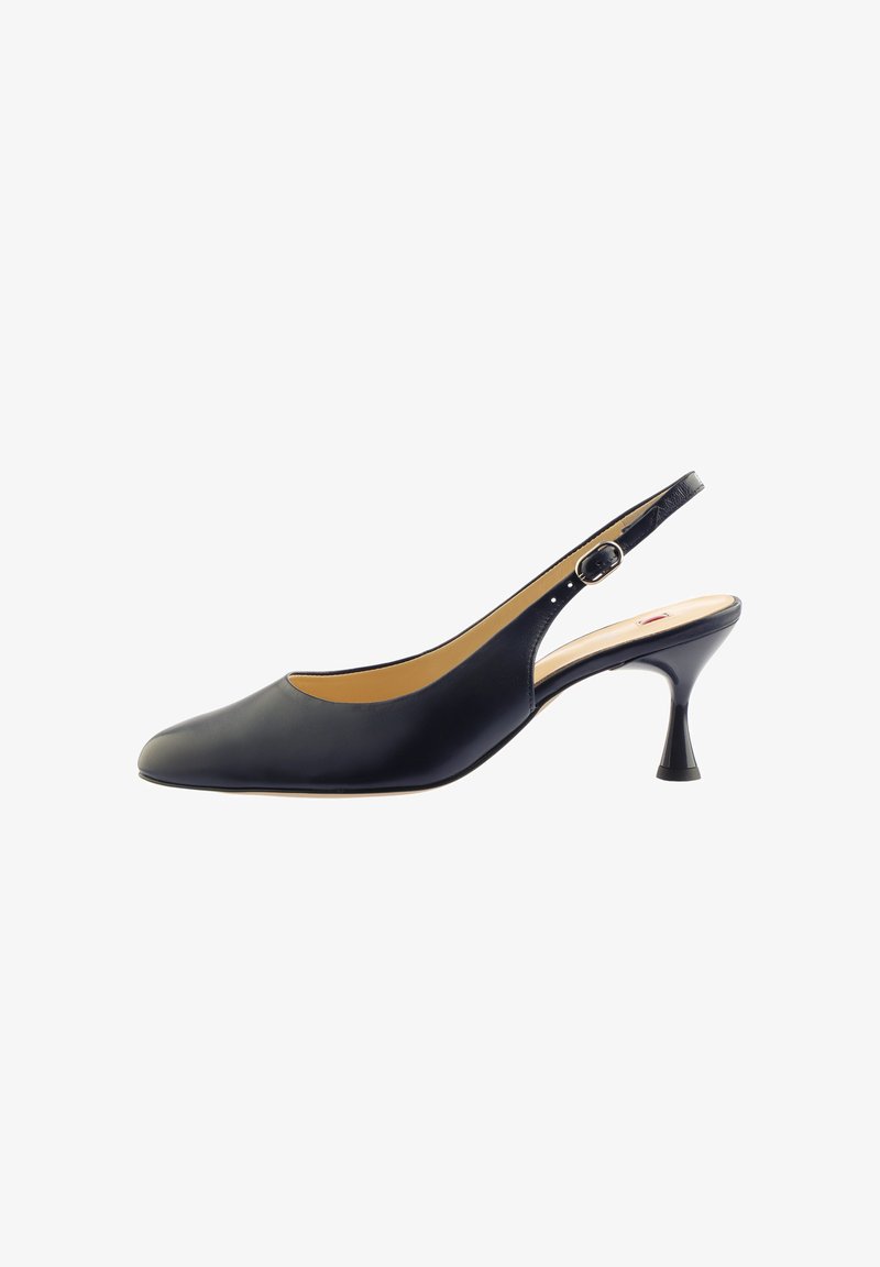 Μπλε σκούρο δερμάτινο παπούτσι slingback με μυτερή μύτη και καμπυλωτή, κωνική φτέρνα. Διαθέτει ρυθμιζόμενο λουράκι με μεταλλική αγκράφα.