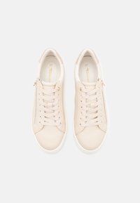 Sneaker beige con tomaia in pelle liscia, pannello laterale testurizzato, lacci piatti, dettagli con zip e suola in gomma bianca. Taglia 37.