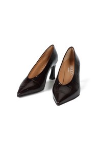 Ciemno burgundowe lakierowane szpilki z ostrym czubkiem, pikowanym wzorem i umiarkowanym obcasem w kształcie słupka. Wnętrze ma jasnobrązowe wykończenie.