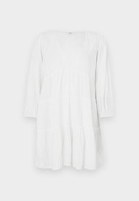 Weißes, gestuftes Kleid aus leichtem Stoff mit langen Ärmeln, tiefem Ausschnitt und dezenten vertikalen Strukturdetails.