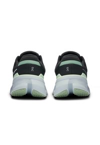 Czarne buty sportowe z teksturowanym wierzchem, miętowymi akcentami i grubą, jasnoszaro szarą podeszwą z wzorzystym bieżnikiem.