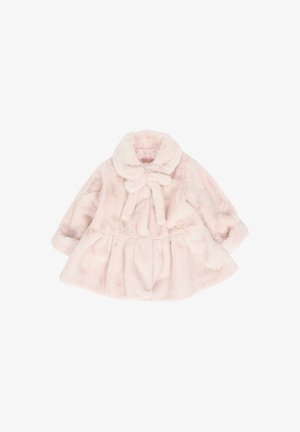 Miękki, jasnoróżowy, futrzany płaszczyk dla małego dziecka z dużym kołnierzem i detalem w postaci kokardy, rozkloszowanym dołem i długimi rękawami.