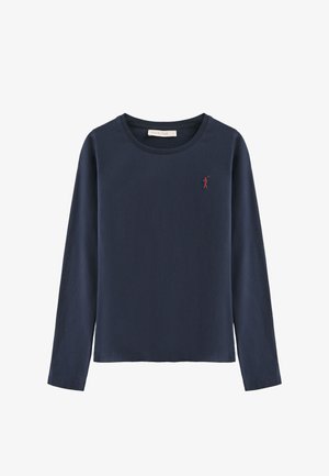 Granatowa koszulka z długim rękawem, wykonana z miękkiego materiału. Posiada okrągły dekolt i małe czerwone logo na lewej piersi. Prosty, uniwersalny design.