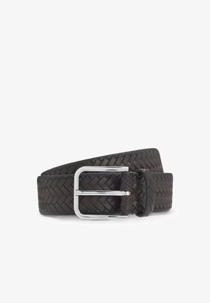 Μαύρη πλεκτή δερμάτινη ζώνη με ασημί ορθογώνια αγκράφα. Η υφή είναι περίπλοκη και ομαλή, με καθαρές άκρες και ελάχιστη ραφή.