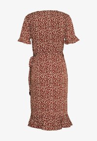 Robe portefeuille en rouille avec un motif floral crème. Manches courtes à volants et un ourlet à volant ajoutent de la texture au design.