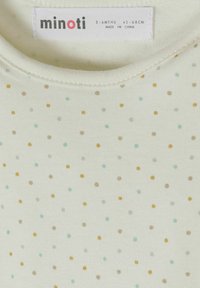 Material pentru body de bebeluș cu buline mici multicolore și o etichetă Minoti care indică mărimea 3-6 luni, 62-68 cm, fabricat în China.