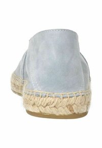 Espadrilla in suede azzurro chiaro con suola in corda. La parte posteriore presenta una forma arrotondata e dettagli cuciti lungo il bordo.