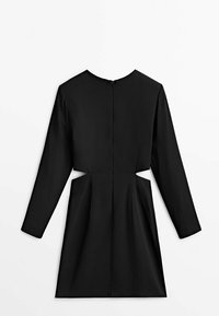 Svart klänning med långa ärmar, dragkedja i ryggen, rundad halsringning, figurnära midja och utsvängd kjol. Slät tyg med en enfärgad nyans.