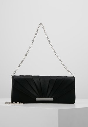 Pochette rectangulaire noire avec un design plissé, fermoir rectangulaire argenté et chaîne argentée, posée sur une surface blanche.