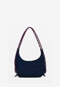 Marineblaue Tasche mit geschwungenem Silhouettendesign, ausgestattet mit einem geflochtenen lila-goldenen Seitenriemen, aus weichem Stoff mit subtiler Textur und gerafften Akzenten gefertigt.