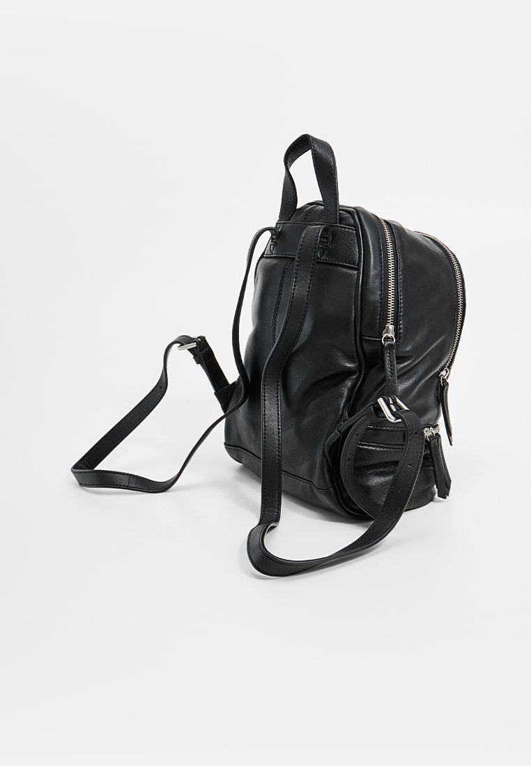 Schwarzer Leder-Rucksack mit glatter Oberfläche, mehreren Reißverschlüssen, verstellbaren Schulterriemen und einer Seitentasche für zusätzlichen Stauraum.