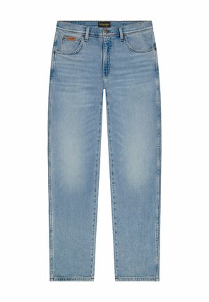 Jean denim bleu clair à jambe droite avec poches avant, passants pour ceinture, fermeture par bouton et logo Wrangler sur la ceinture.