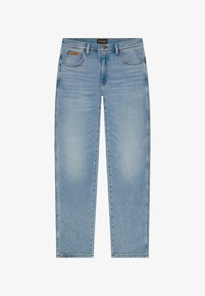 Jean denim bleu clair à jambe droite avec poches avant, passants pour ceinture, fermeture par bouton et logo Wrangler sur la ceinture.