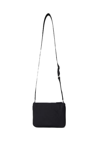 Borsa a tracolla nera realizzata in tessuto liscio, con una sottile tracolla regolabile, chiusura con zip e una forma rettangolare semplice.