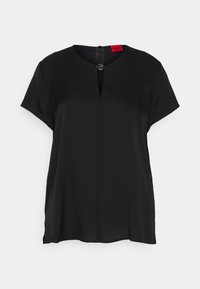 Top nero a maniche corte in tessuto leggero, con scollatura a V e un discreto dettaglio di chiusura sul retro con un accento circolare.