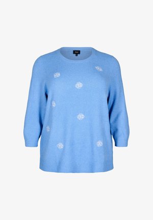 Gaiši zils džemperis, kas izgatavots no mīksta materiāla, ar ziedu izšuvumiem, apaļu kakla izgriezumu un trīs ceturtdaļu piedurknēm. Gluda tekstūra un brīva piegriezuma forma.