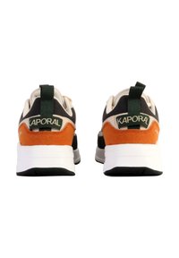 Baskets noires, beiges et orange avec un dessus en tissu texturé, un col rembourré et une semelle blanche. Présente un logo vert à l'arrière.