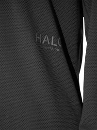 Schwarzer strukturierter Stoff mit einem dezenten "HALO" Markenlogo und einer Reihe kleiner, gedruckter Zahlen darunter auf einem Kleidungsärmel.