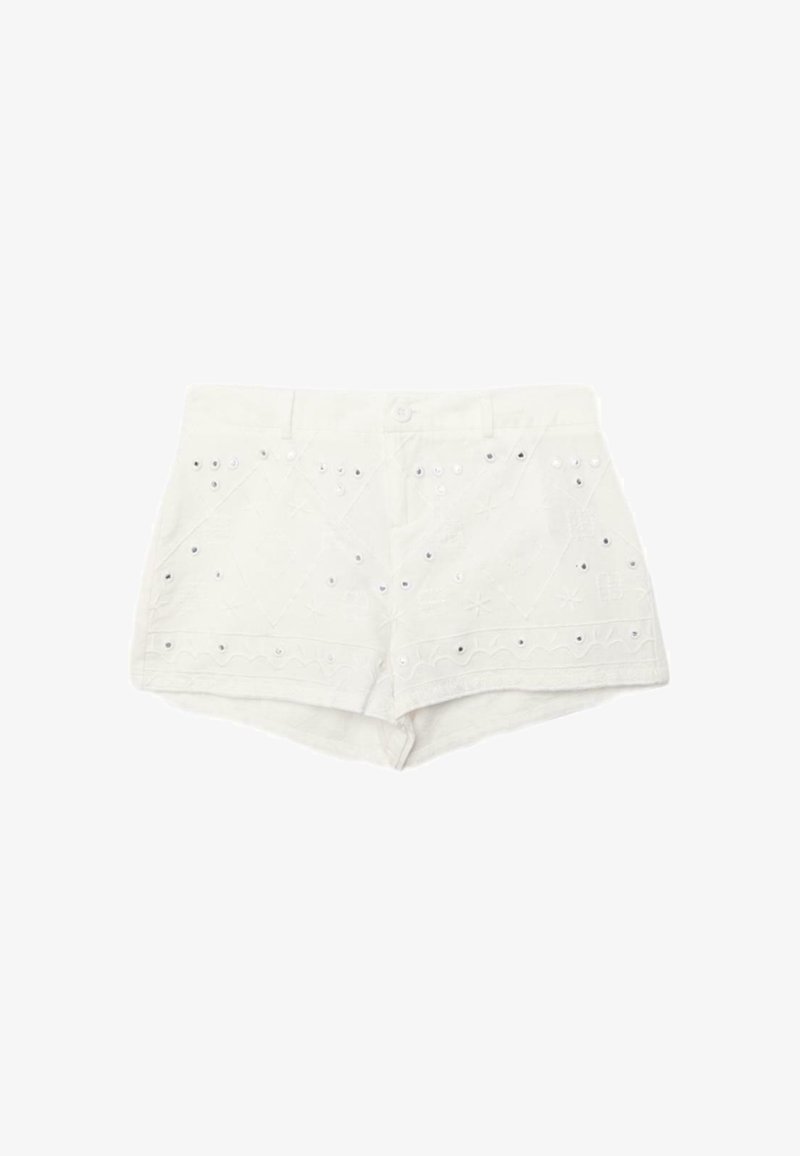 Short blanc en coton avec motifs floraux brodés et petits clous argentés, avec passants de ceinture, bouton devant et poches.
