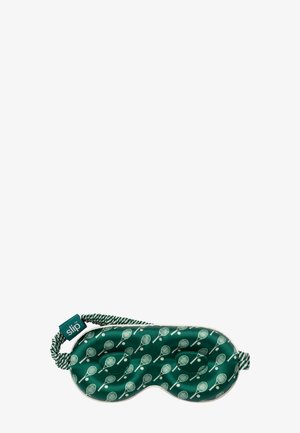 Máscara de sueño de seda con fondo verde decorado con patrones de raquetas y pelotas de tenis blancas, con una correa elástica a rayas unida a ambos lados.