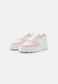Weiße und rosa Sneakers mit abgerundetem Zehenbereich, luftigen Perforationen, flachen Schnürsenkeln und einer dicken weißen Sohle mit auffälligen Profilrillen.