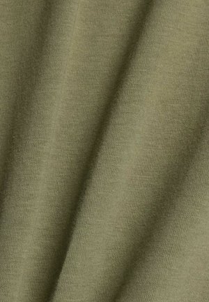 Olijfgroen stof met een zachte, gladde textuur en een subtiel geribd patroon, met lichte plooien en vouwen.