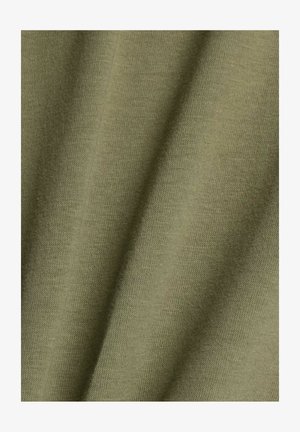 Oliivinvihreä kangas, jossa on pehmeä, sileä pinta ja hienovarainen ribbineuloskuvio, esittäen kevyitä laskoksia ja taitoksia.