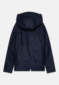 Granatowa, lekka kurtka z kapturem, charakteryzująca się gładką, lekko błyszczącą teksturą oraz otwartym tyłem.
