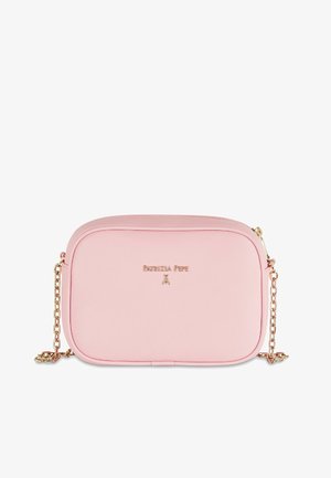 Roze nepleer crossbody tas met een gouden kettingband, rechthoekige vorm, geperst logo en een gladde textuur. Ritsluiting aan de bovenkant.