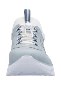 Helles blaues Wildleder-Sneaker mit weißen Akzenten, runder Zehenform, elastischen Bungee-Schnürsenkeln und einer strukturierten weißen Gummisohle.