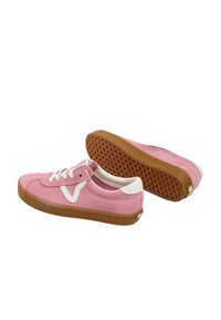 Baskets en suede rose avec des accents blancs, lacets plats et une semelle en caoutchouc brun avec un motif. Bout arrondi et design profil bas.