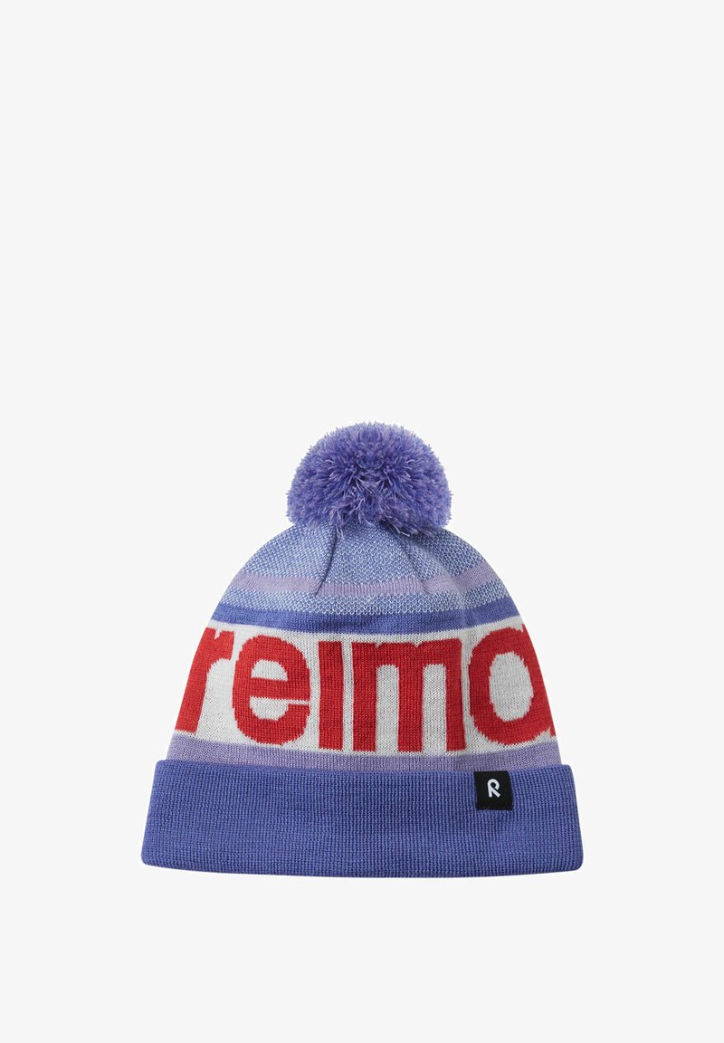 Czapka dzianinowa w jasnopurpurowym kolorze z dużym pomponem. Posiada wyrazisty czerwony napis i niebieskie paski. Zawiera małą metkę z logo z boku.