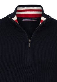 Navy gebreide trui met een ritskraag, voorzien van een gestructureerd patroon en een rood-wit gestreepte binnenkraag. Merketiket zichtbaar.