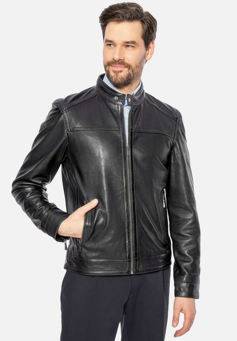 Giacca in pelle nera da uomo con chiusura zip frontale, collo alla coreana, due tasche laterali con zip e una texture liscia con dettagli delle cuciture.