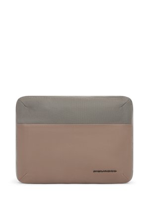 Funda rectangular y delgada para portátil con parte superior de tela gris y parte inferior de cuero marrón que presenta un pequeño logo negro de la marca en la esquina.