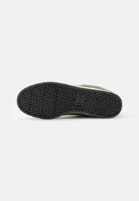DC Shoes CRISIS 2 - Sapatilha de treino - army/olive