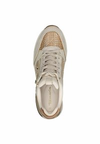 Basket de sport beige présentant une tige en mesh texturé, des accents métalliques et une fermeture éclair. Semelle en caoutchouc épaisse pour un soutien supplémentaire.
