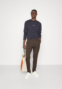 Les Deux COMO SUIT PANTS SEASONAL - Calças - coffee brown
