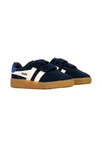 Zapatillas de gamuza azul con rayas blancas, tiras de velcro y suelas de goma color caramelo. Presentan el logo de Gola en el lateral, diseño clásico adecuado para uso casual.