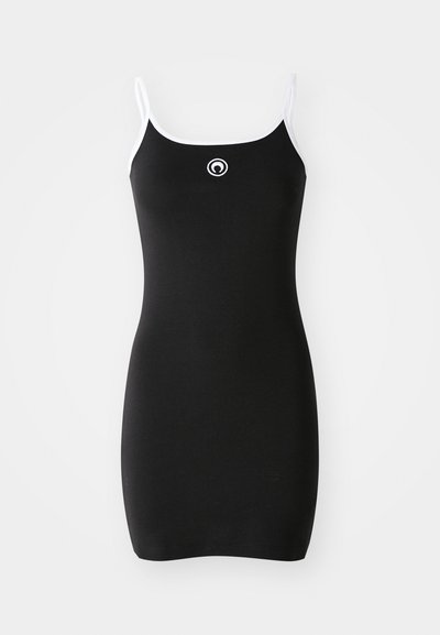 Črna rebrasta obleka z tankimi belimi naramnicami in krožnim logotipom na prsih. Enostaven dizajn, prilegajoča silhueta, gladka tekstura.